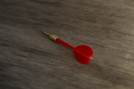 red dart on the brown wooden backgroundの写真素材
