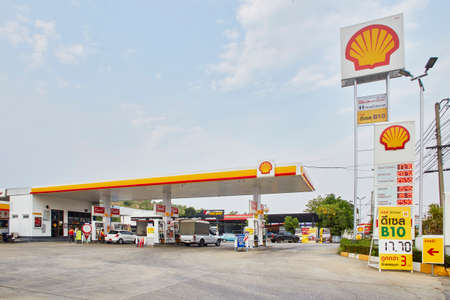 Kanchanaburi, Apr 06 2020 Shell gas stations in the area. Kanchanaburi Thailand Royal Dutch Shell is the largest oil company in the world.のeditorial素材