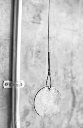 Circular metal plate hanger