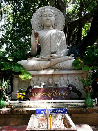 Buddha statueの素材