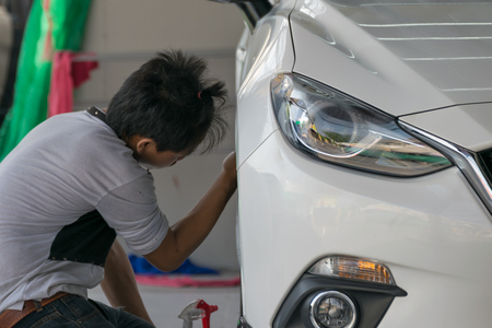 Bangkok, Thailand - October 24, 2015 : Unidentified car care staff polishing the white car by polish machine.のeditorial素材