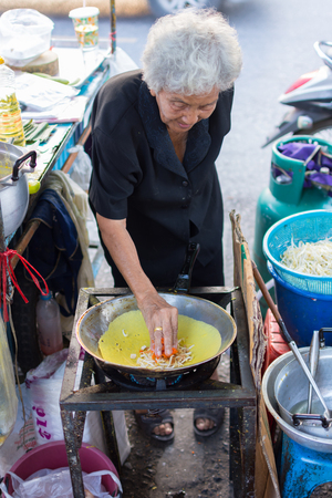 Ang Thong, Thailand - October 24, 2016 : Unidentified elderly chef cooking a Thai traditional food at marketのeditorial素材