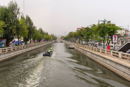 Bangkok, Thailand - May 16, 2016 : Khlong Phadung Krungkasem is a important canal in downtown Bangkok, Thailand.のeditorial素材