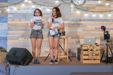 Bangkok, Thailand - April 1, 2016 : Unidentified asia woman is MC in event openning new productのeditorial素材