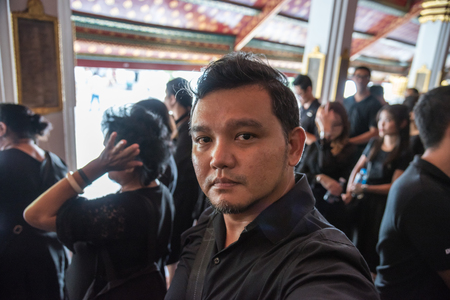 Bangkok, Thailand - August 25, 2017 : Unidentified Thai mourners wearing black color waiting in The Grand Palace to pay tribute and respect to their beloved Rama 9 Thai King Bhumibol Adulyadejのeditorial素材