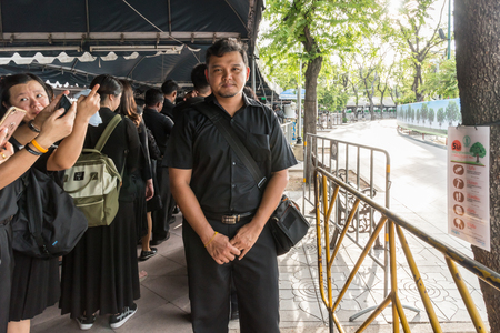 Bangkok, Thailand - August 25, 2017 : Unidentified Thai mourners wearing black color waiting in The Grand Palace to pay tribute and respect to their beloved Rama 9 Thai King Bhumibol Adulyadejのeditorial素材