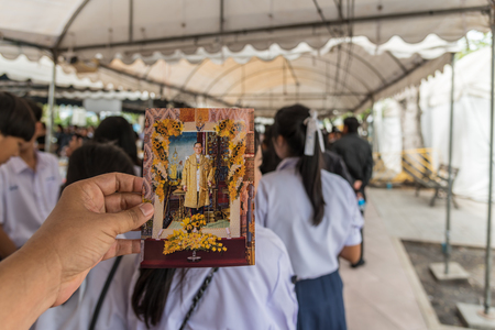 Bangkok, Thailand - August 25, 2017 : Unidentified Thai mourners wearing black color waiting in The Grand Palace to pay tribute and respect to their beloved Rama 9 Thai King Bhumibol Adulyadejのeditorial素材