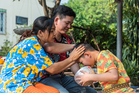 Ang Thong, Thailand - April 13, 2018 : Unidentified Asian young bathe with respect to parents by water have a jasmine and rose flower and aromatherapy in water in water bowl in Songkran Festivalのeditorial素材