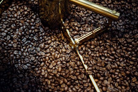 Coffee beans and roasted coffee beans roasting in roaster coffee beans machine at coffee shop cafe or restaurantの写真素材
