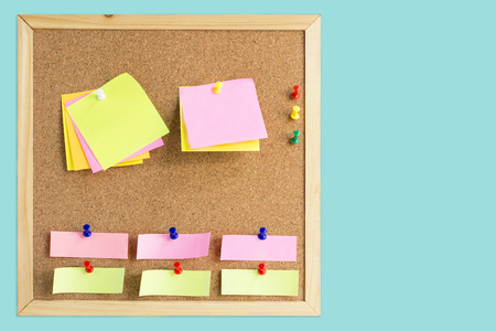 note board with blank paper note on green background.
の写真素材