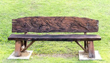 The wooden bench in the green lawn is a aesthetic yard.
の写真素材