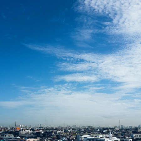 Blue sky and winter cloudsの素材