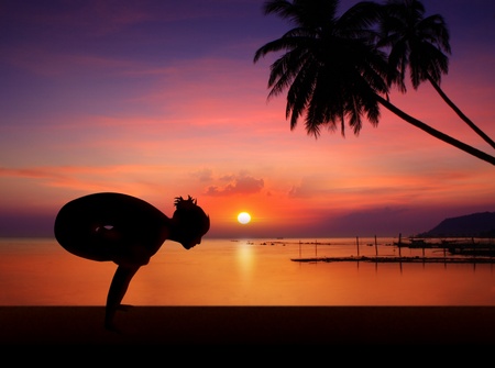  Yoga girl in sunsetの写真素材