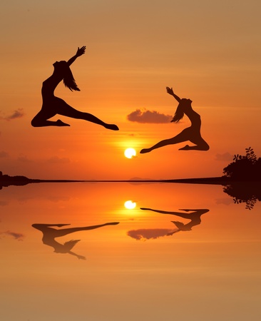  ballet girl in sunset beach Silhouette の写真素材