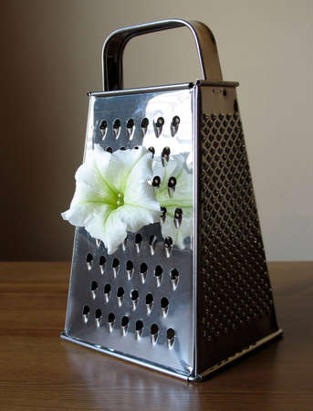 Grate with the flower surfina white to illustrate contrast.