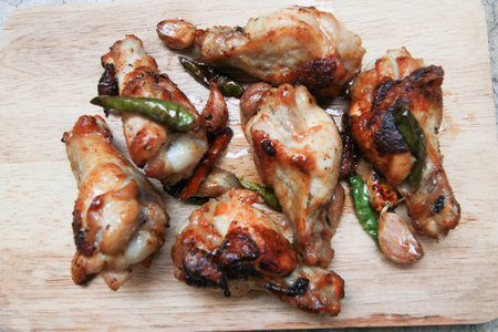 fried chicken with garlic and chilli on trencherの写真素材