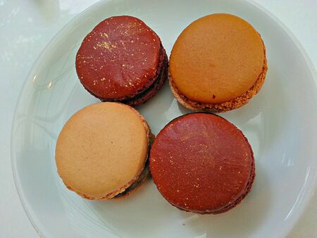 4 Macaroons on the plateの素材