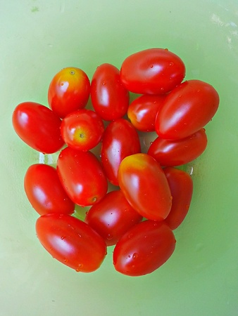 Cherry tomatoes in green bowlの素材