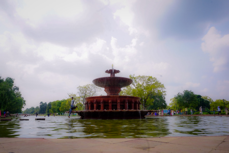 india - delhi - india gate - september 9, 2019, fountain near india gate compoundのeditorial素材