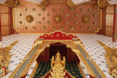 Golden buddha at entrance of Wat Rakang Bangkok, Thailandのeditorial素材