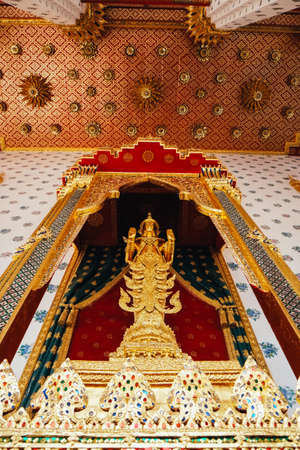 Golden buddha at entrance of Wat Rakang Bangkok, Thailandのeditorial素材
