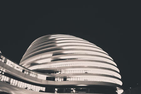 curve building at night in black and whiteのeditorial素材