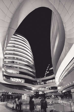 curve building at night in black and whiteのeditorial素材