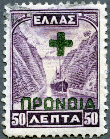 GREECE - CIRCA 1927: A stamp printed in Greece shows Corinth Canal, circa 1927のeditorial素材