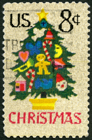 UNITED STATES OF AMERICA - CIRCA 1973: A stamp printed in USA shows Christmas Tree in Needlepoint, circa 1973のeditorial素材
