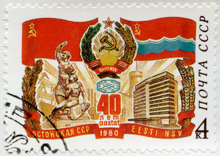 USSR - CIRCA 1980: A stamp printed in USSR shows Russian flag and arms, Estonian flag, monument, building, devoted Estonian SSR, 40th anniversary, circa 1980のeditorial素材