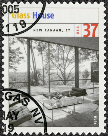 UNITED STATES OF AMERICA - CIRCA 2005: A stamp printed in USA shows The Glass House Johnson house 1949, New Canaan Connecticut, series Masterworks of Modern American Architecture, circa 2005のeditorial素材