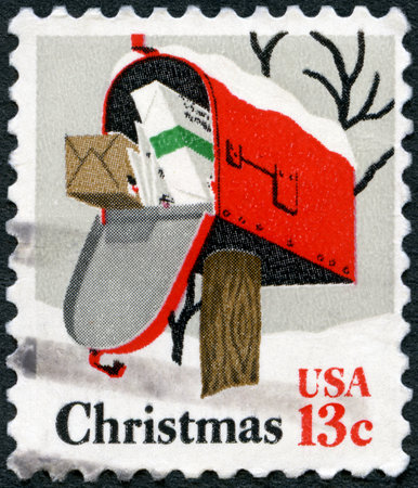 UNITED STATES OF AMERICA - CIRCA 1977: A stamp printed in USA shows Rural Mailbox, Christmas, circa 1977のeditorial素材
