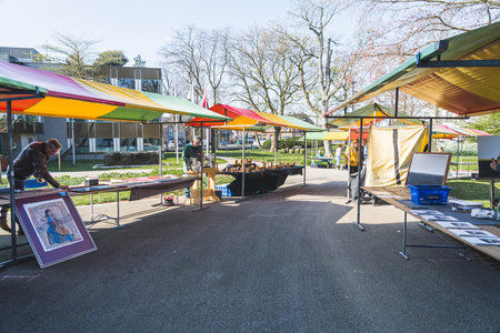 04.18.2023 Hillegom, Netherlands. Market stalls with colourful roofs showing off local artists with their paintings and handicraft. High quality photoのeditorial素材