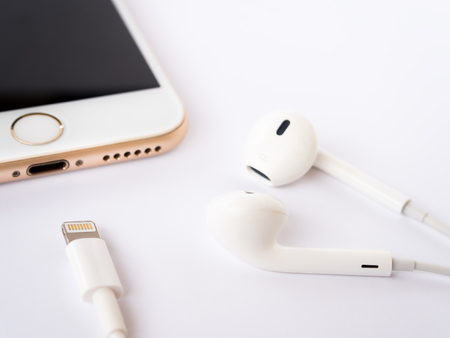 CHINGRAI, THAILAND -SEPTEMBER 9, 2016: Close-up image of new Apple iPhone7 mockup and new Apple EarPods mockup on white background.のeditorial素材