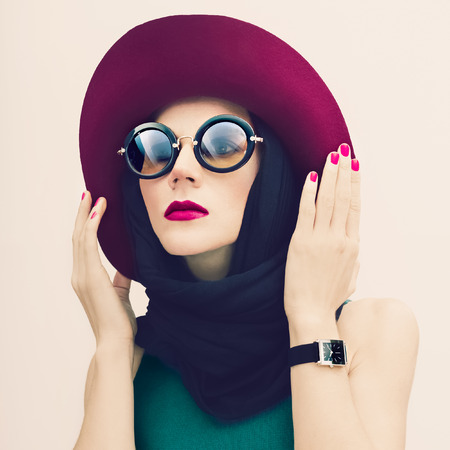 Glamorous lady in vintage hat and sunglasses trend. fashion portraitの写真素材