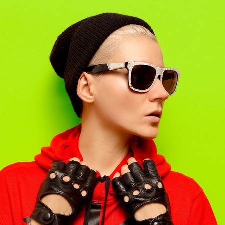 Stylish girl in autumn accessories. Hat, gloves and sunglasses. Swagの写真素材