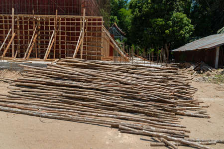Eucalyptus wood used to support labours and material in the construction,  eucalyptus wood used to support labours and material in the construction.の写真素材