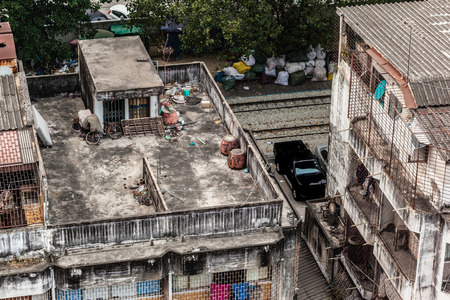 Poor home or slums facade in Bangkok city, Thailandの写真素材