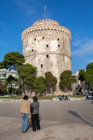 THESSALONIKI, GREECE - NOE 22: The white tower is the focal point of the city and all meetings arranged in this region. Also constitutes as a recreational park on NOE 22, 2012 in Thessaloniki, Greeceのeditorial素材