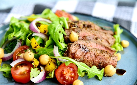 Steak Salad with Honey Soy Pan Sauce on blue dish.
Beef salad with Arugula and chickpeas.の写真素材