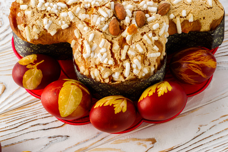 painted eggs with traditional Easter bread on the tableの写真素材