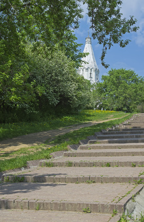 The path to the white stone Orthodox church on a hillside. Church of the Ascension in Kolomenskoye. Moscow, Russia.の写真素材