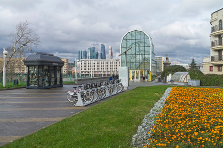 MOSCOW, RUSSIA - OCTOBER 2, 2016:  Bicycle parking at the entrance to the pedestrian bridge across the Moscow River. Cloudy day in mid-October.のeditorial素材