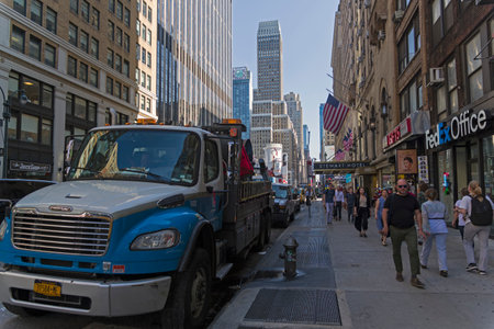 NEW YORK CITY - AUGUST 20, 2017: Manhattan, New York. Seventh Avenue at the intersection with West 32th Street. Sunny summer day.のeditorial素材