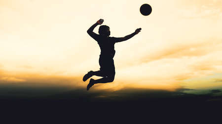 Silhouette of runners training in the mountains with beautiful views in the evening.
An adventure runner on a mountain in the evening. adventure run conceptの写真素材