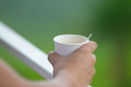 man hand holding a paper coffee cup