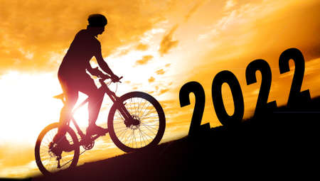 Silhouettes of touring cyclists practicing in the mountains offer beautiful views in the evening.
Adventure tourists by bicycle. adventure concept. Silhouette of a mountain biker standing up a hill. cyclists practicing in the eveningの写真素材