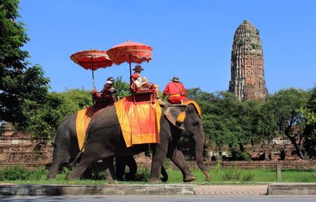 Ayutthaya destroyed temple and elephant with touristsのeditorial素材