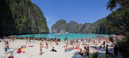 PHI PHI ISLAND,THAILAND-JANUARY 3, 2015:Tourists on the wonderful Maya beach of Phi Phi Leh island Thailand on 3 January, 2015.のeditorial素材