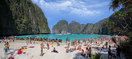 PHI PHI ISLAND,THAILAND-JANUARY 3, 2015:Tourists on the wonderful Maya beach of Phi Phi Leh island Thailand on 3 January, 2015.のeditorial素材